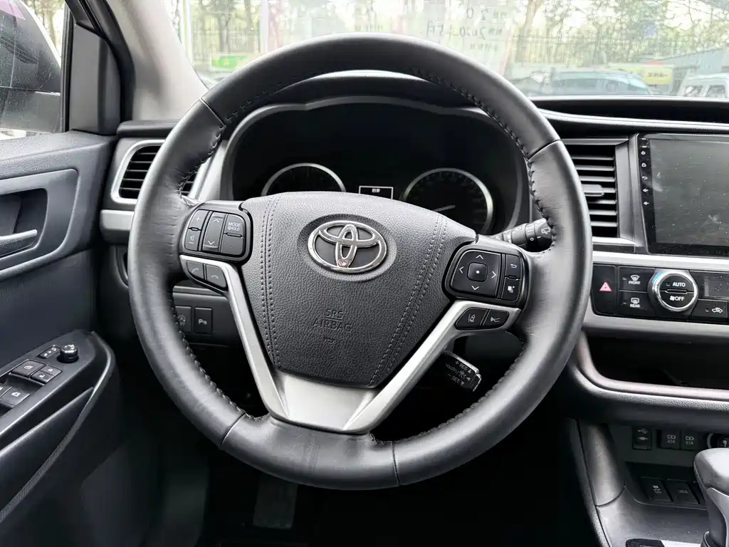 Toyota Highlander — фото 14