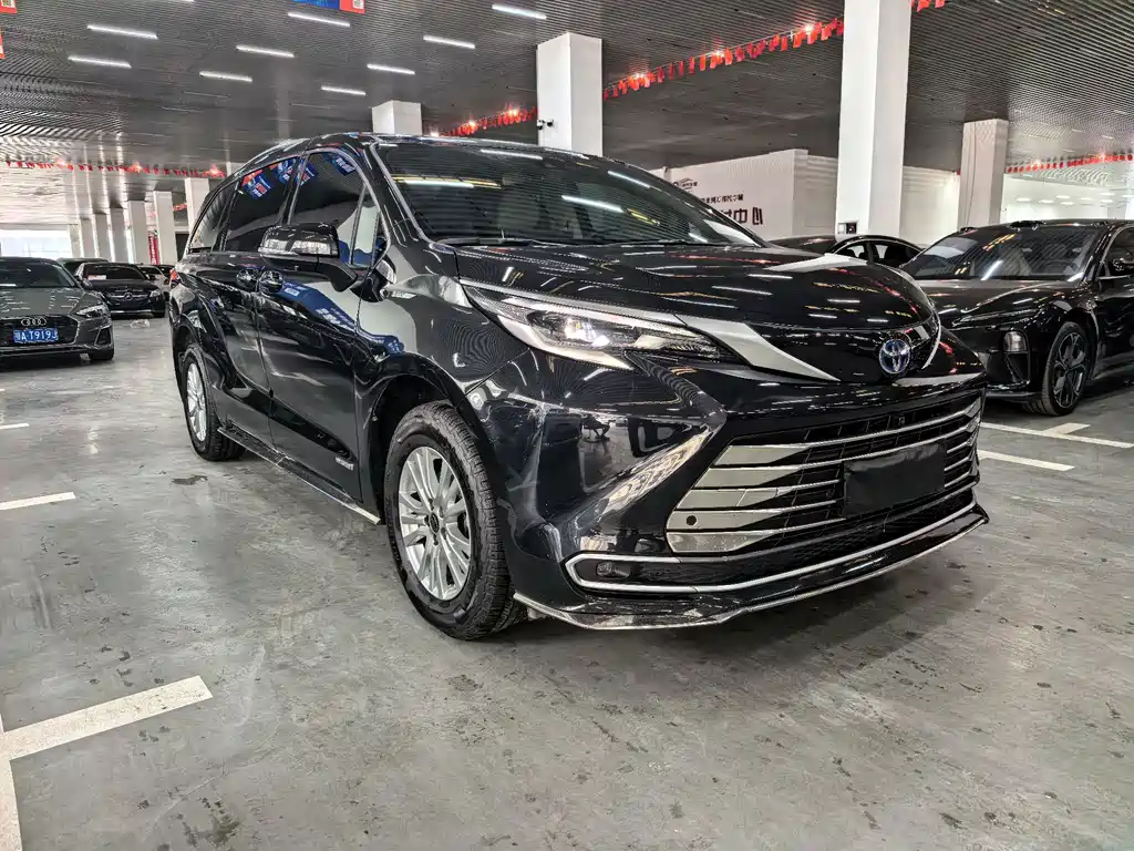 Toyota Sienna — фото 3