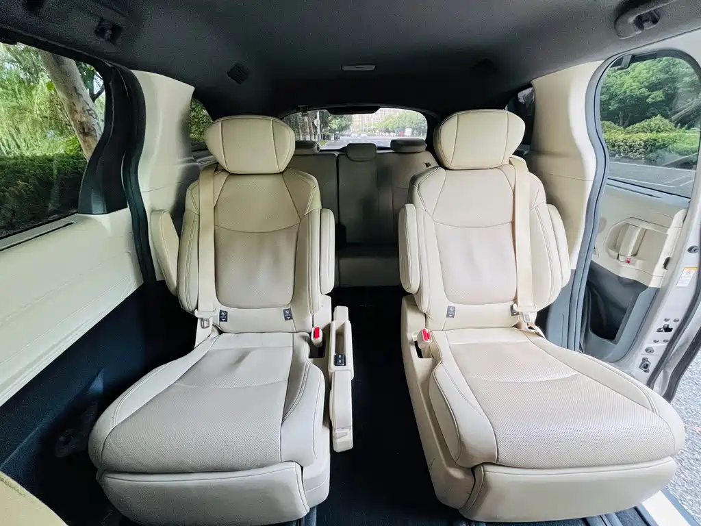 Toyota Sienna — фото 11