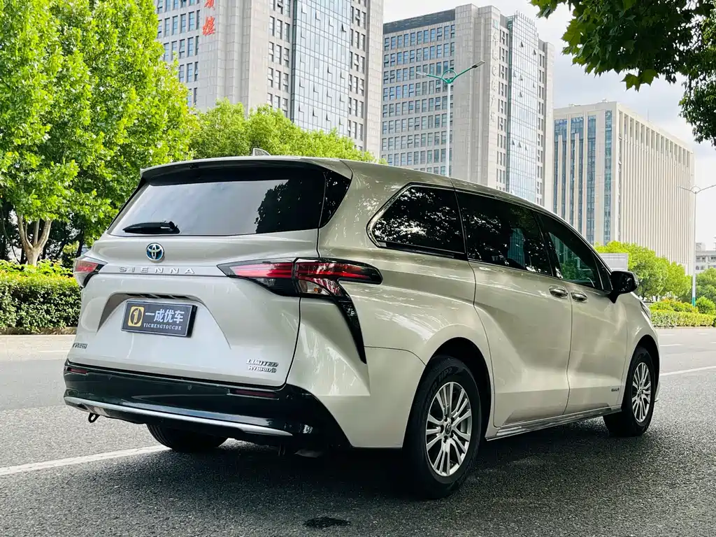 Toyota Sienna — фото 4