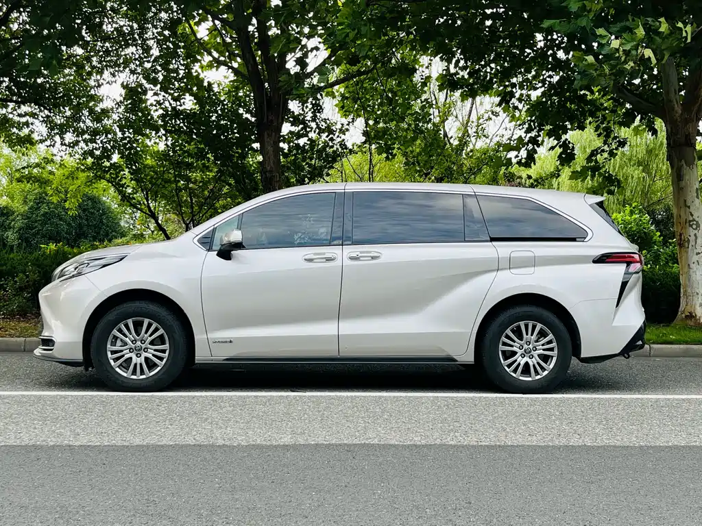 Toyota Sienna — фото 7