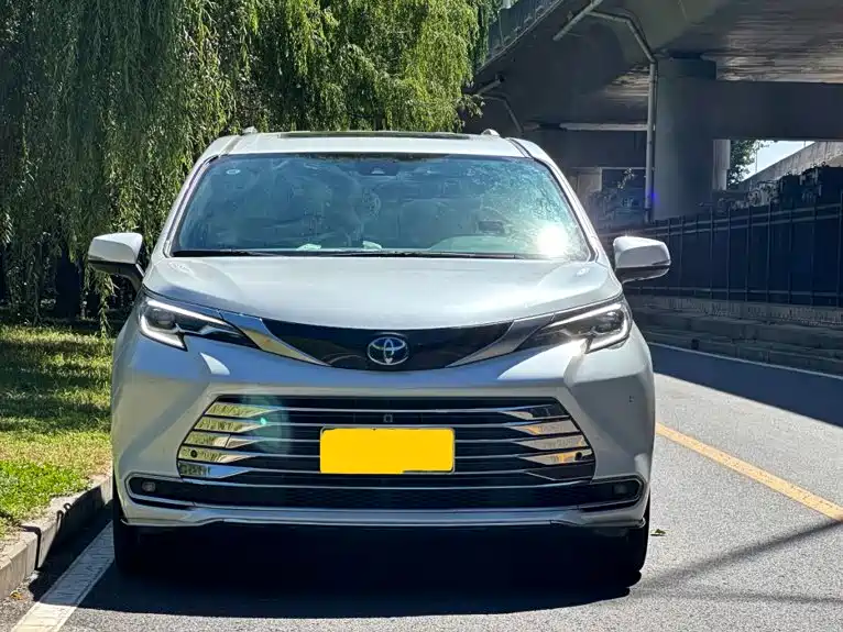 Toyota Sienna — фото 2