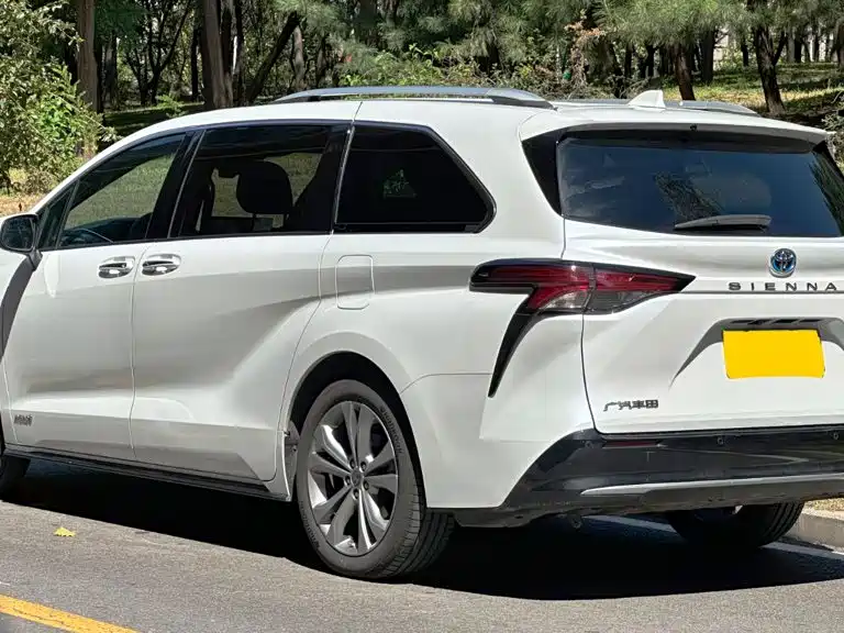 Toyota Sienna — фото 3