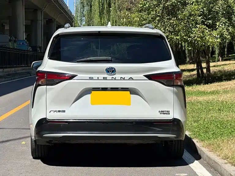 Toyota Sienna — фото 4