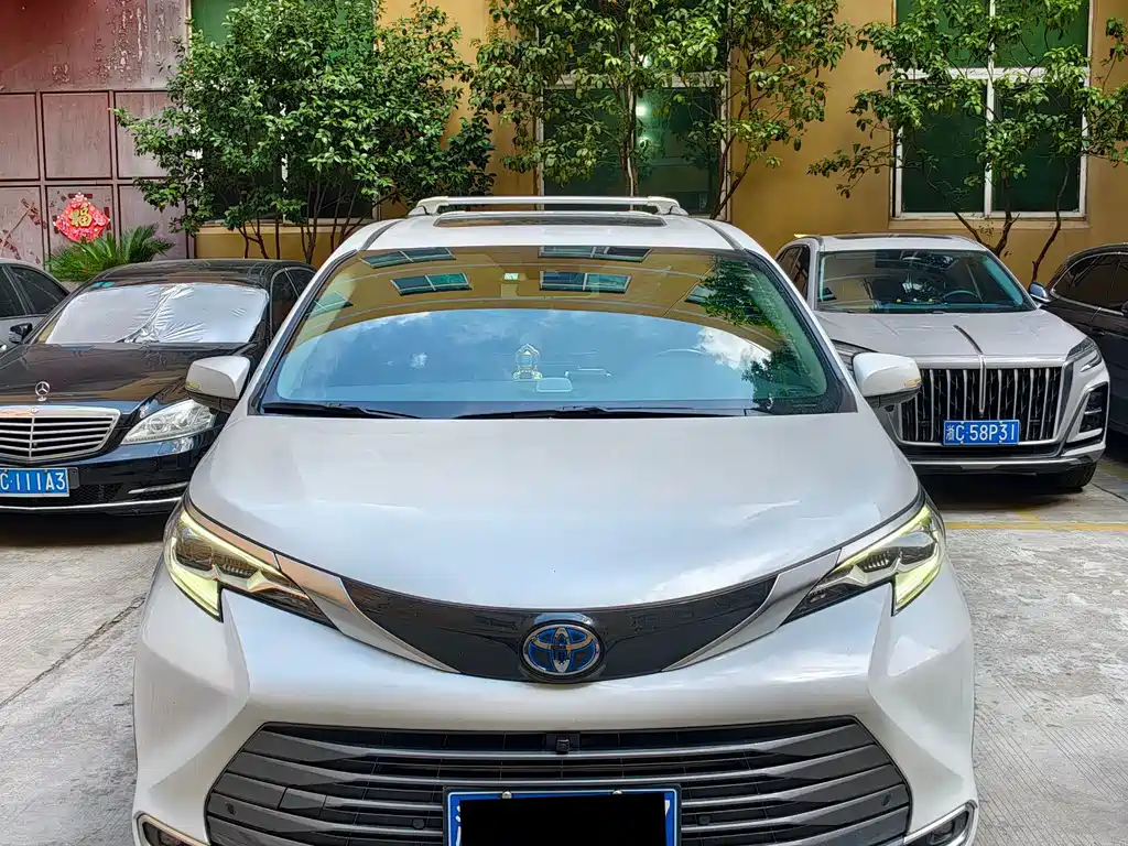 Toyota Sienna — фото 2