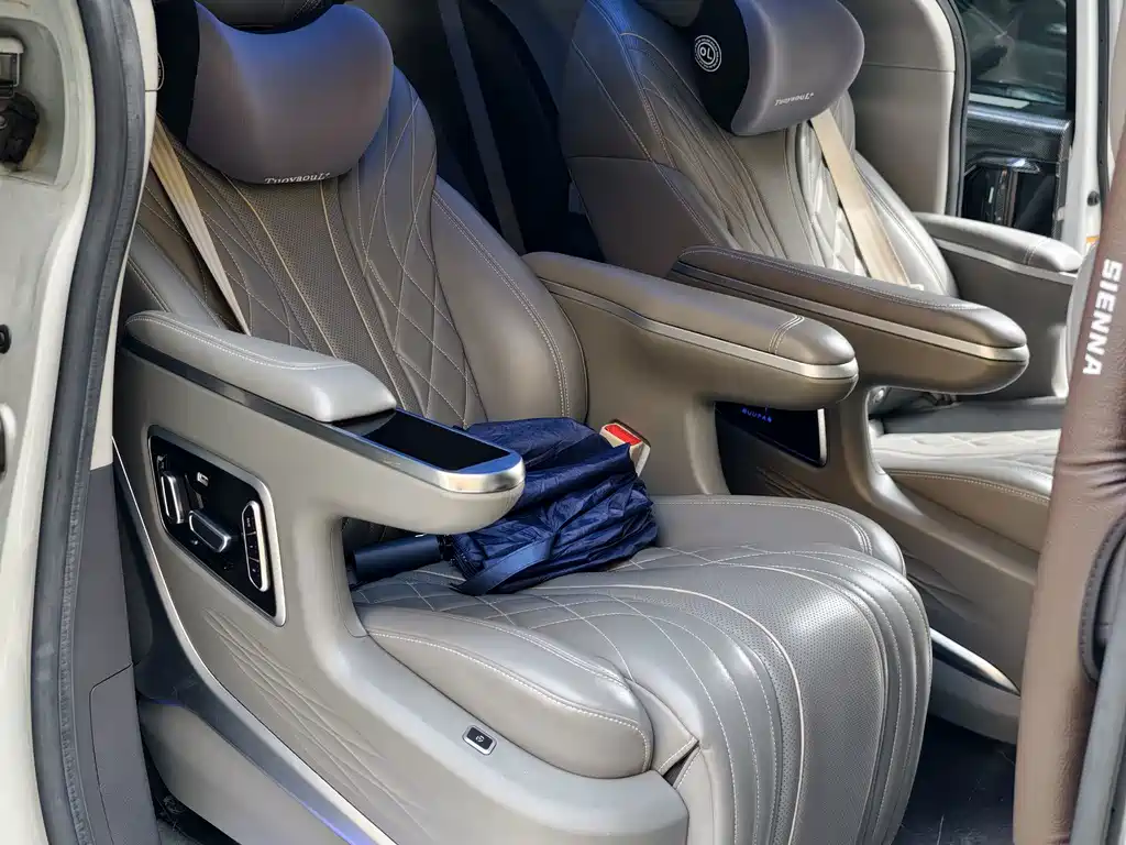 Toyota Sienna — фото 11
