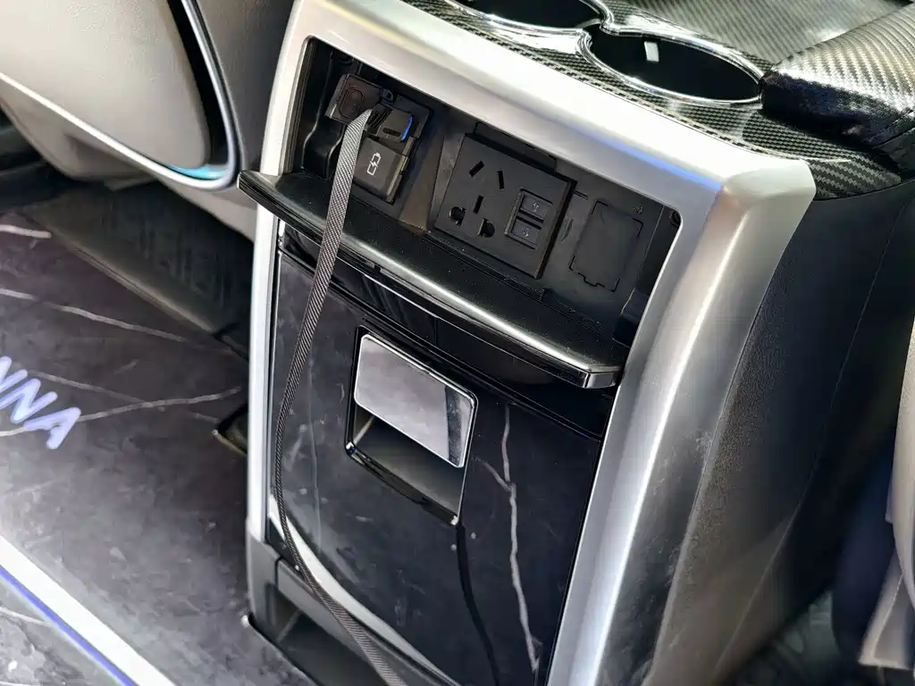 Toyota Sienna — фото 13