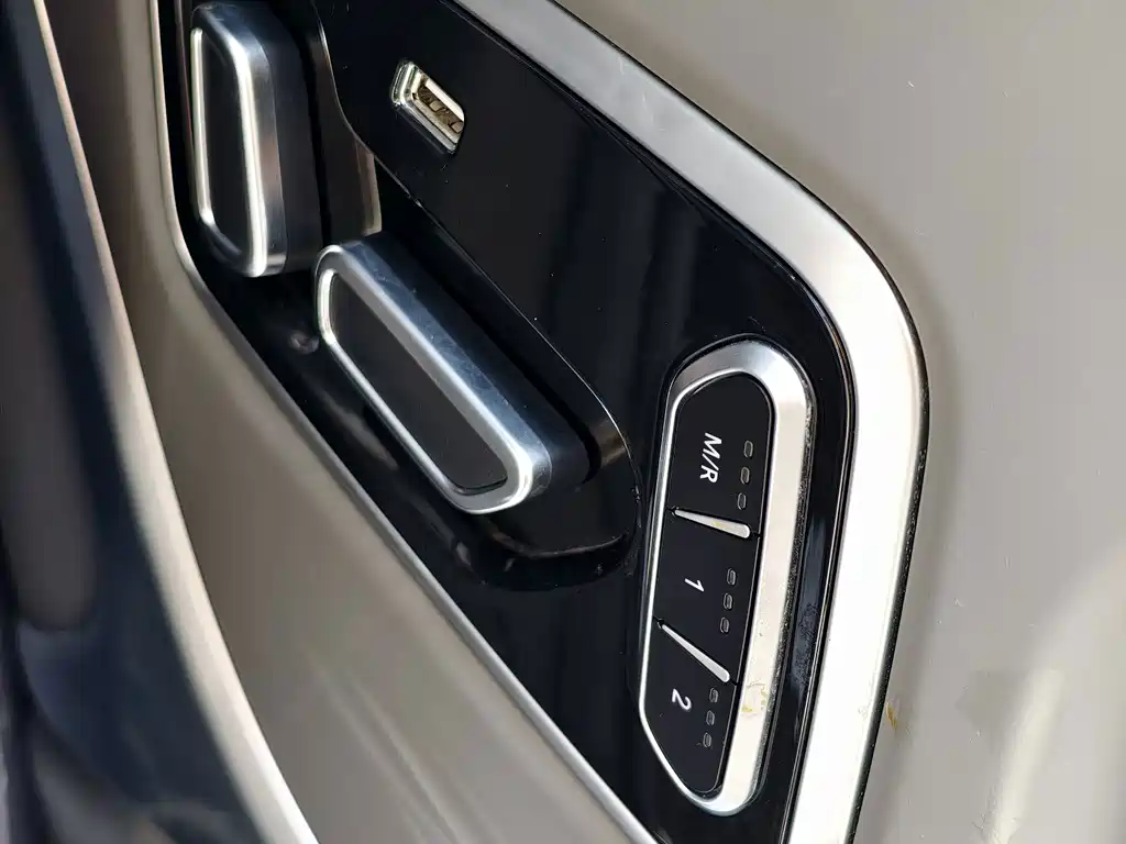 Toyota Sienna — фото 19