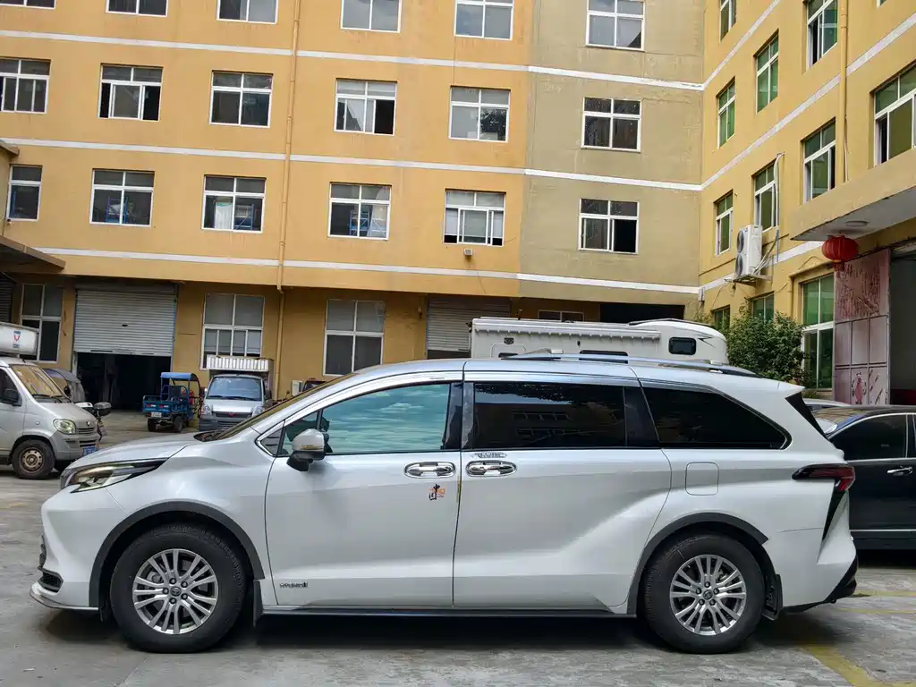 Toyota Sienna — фото 21