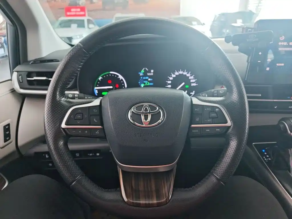 Toyota Granvia — фото 11