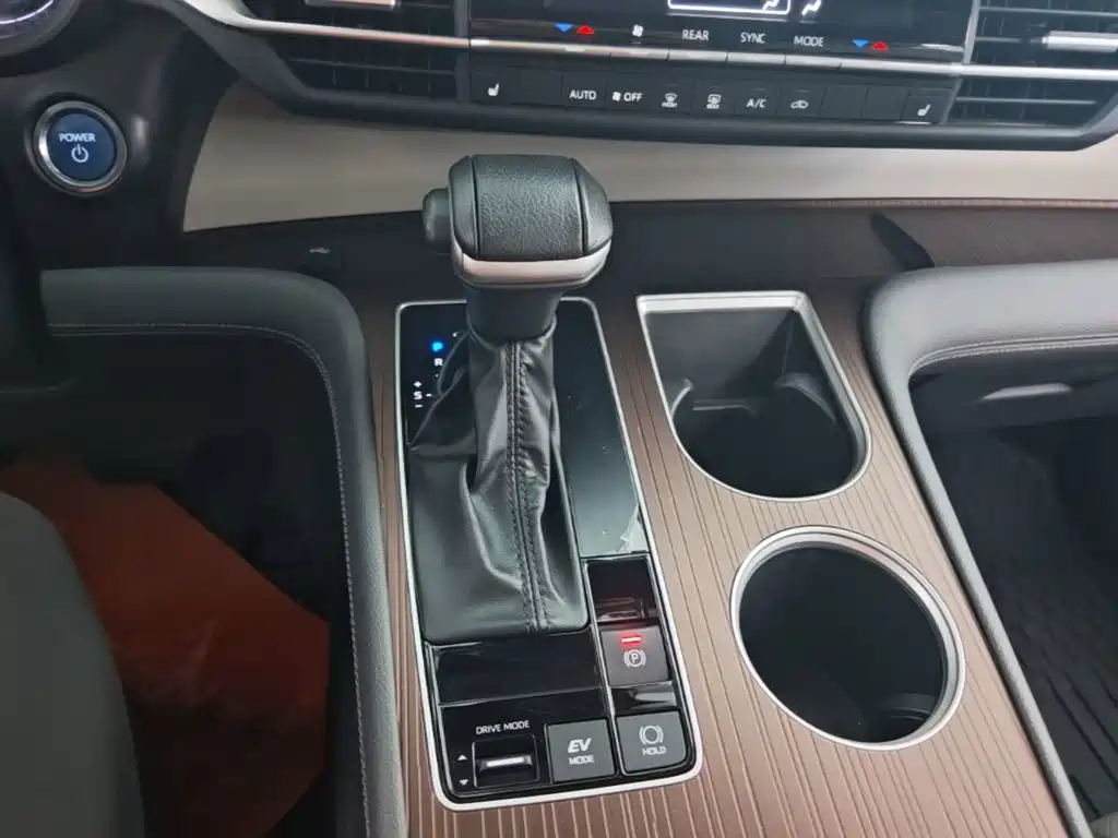 Toyota Granvia — фото 14
