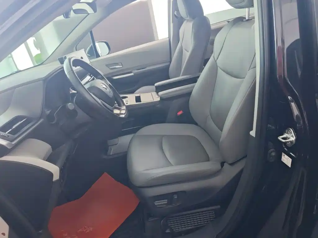Toyota Granvia — фото 15