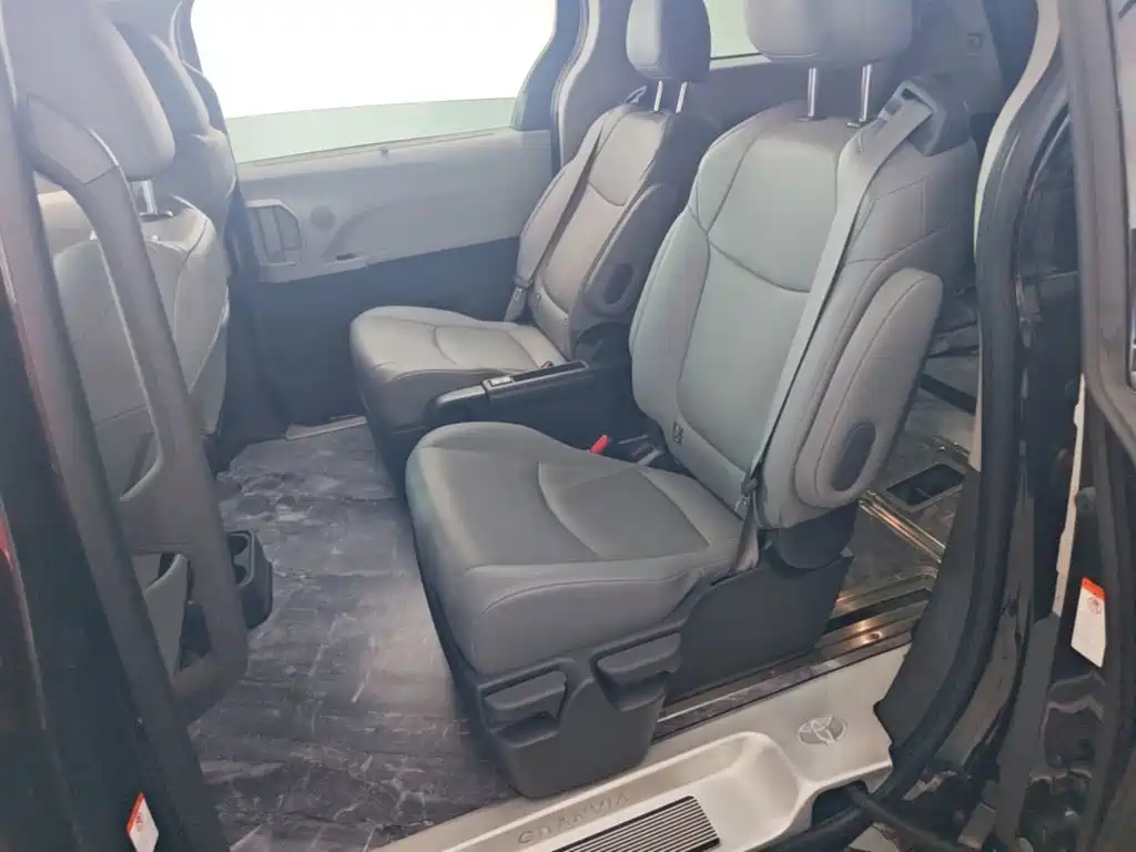 Toyota Granvia — фото 17