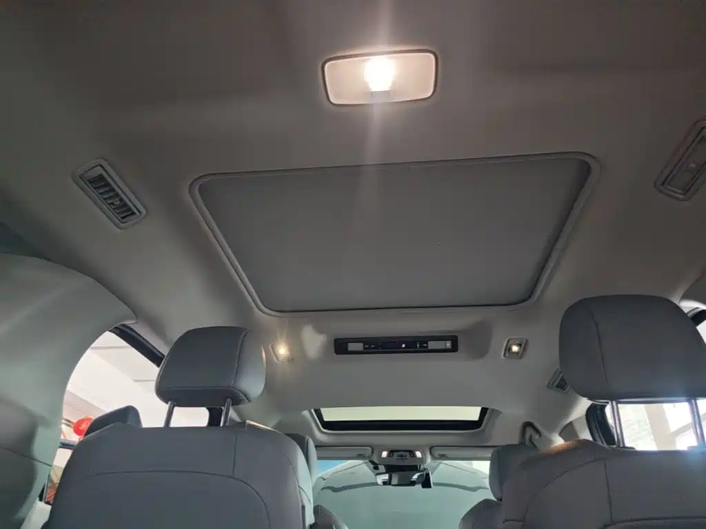 Toyota Granvia — фото 18