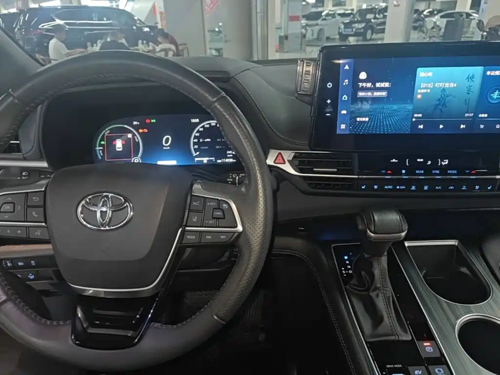 Toyota Sienna — фото 10