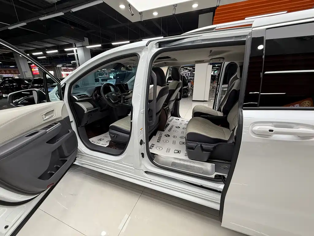Toyota Sienna — фото 11