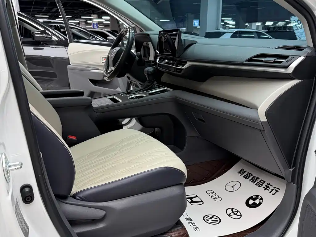 Toyota Sienna — фото 15