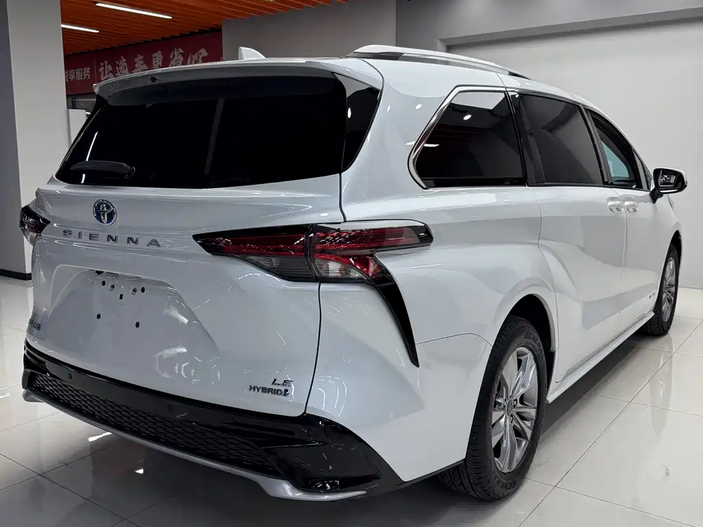Toyota Sienna — фото 5