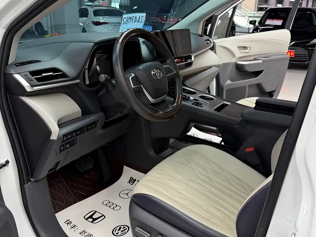 Toyota Sienna — фото 10