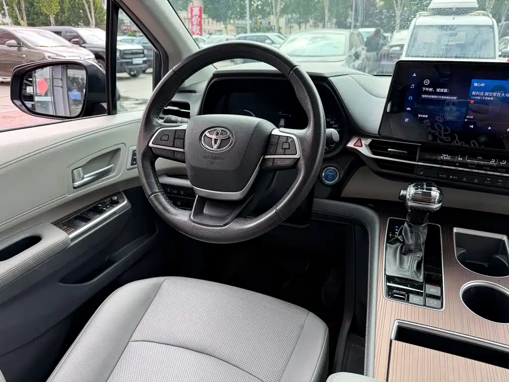 Toyota Granvia — фото 11