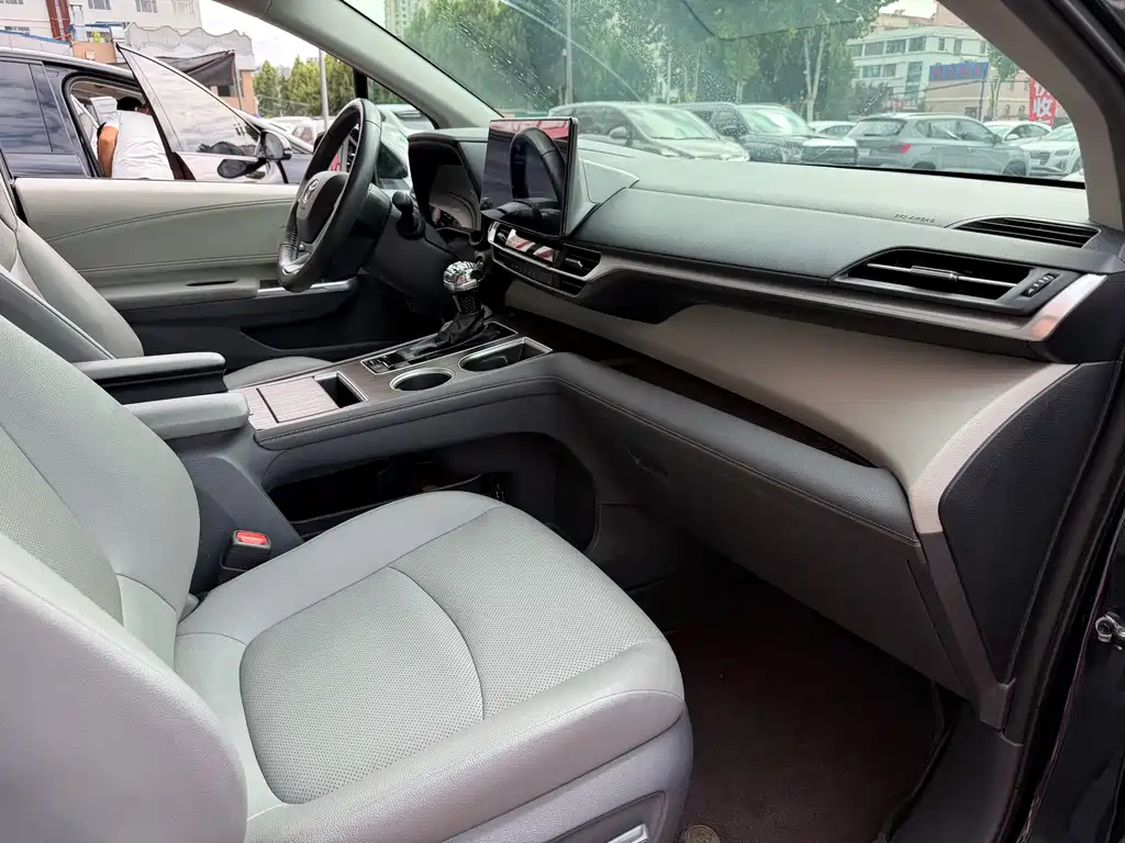 Toyota Granvia — фото 14