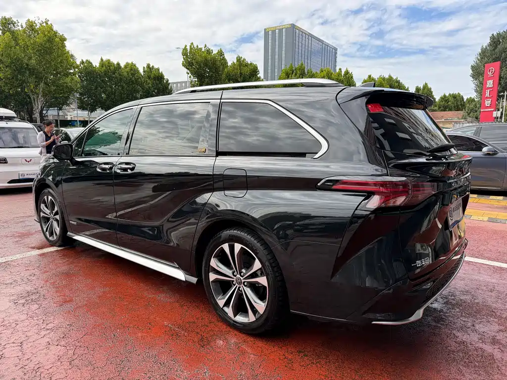Toyota Granvia — фото 4