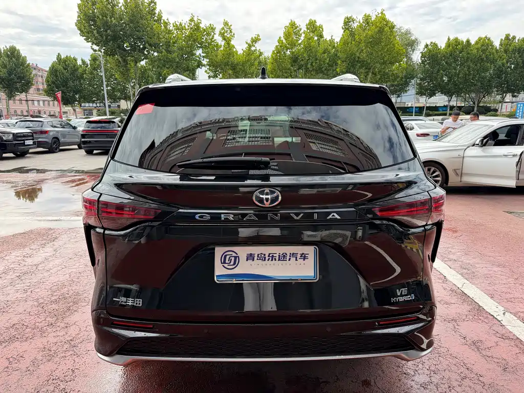 Toyota Granvia — фото 5