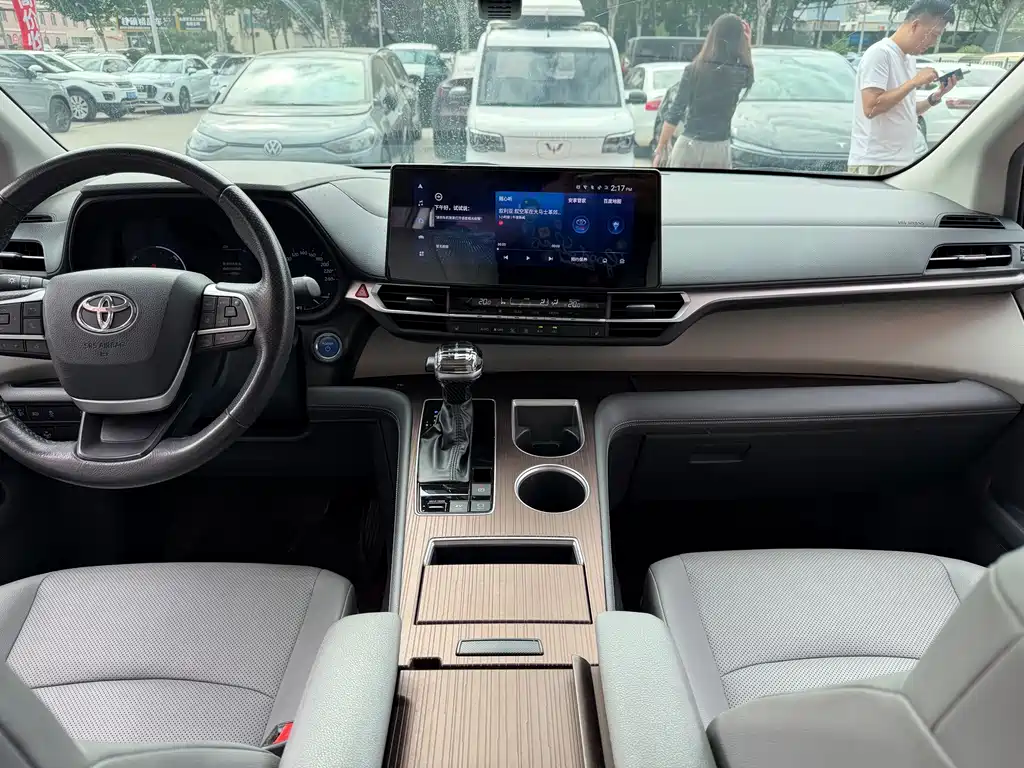 Toyota Granvia — фото 9