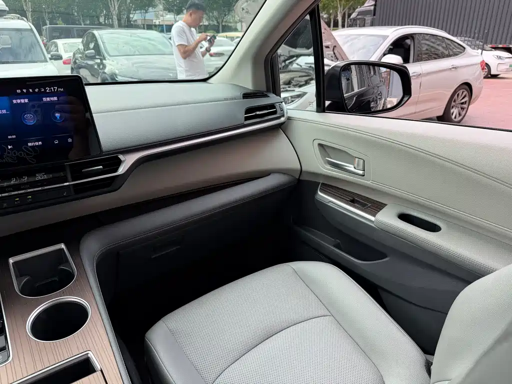 Toyota Granvia — фото 10