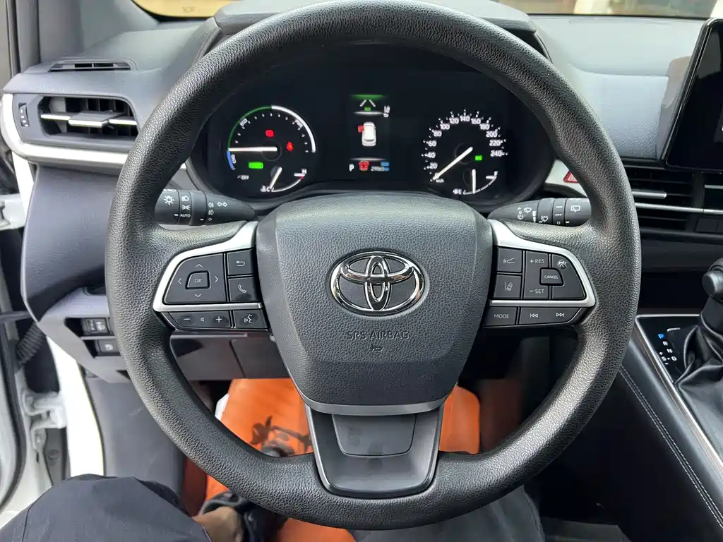 Toyota Granvia — фото 11