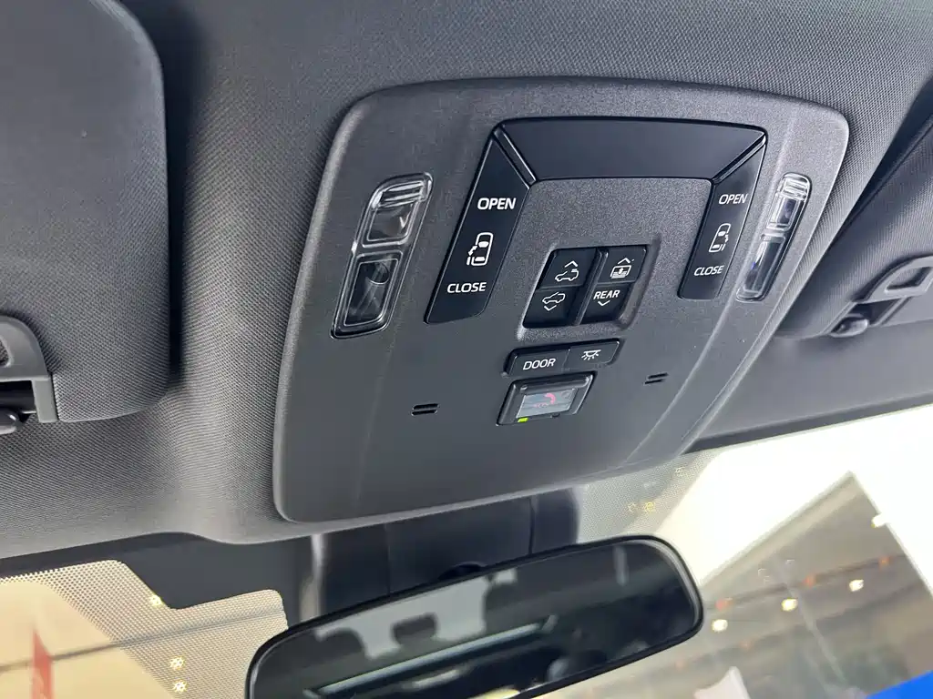 Toyota Granvia — фото 17