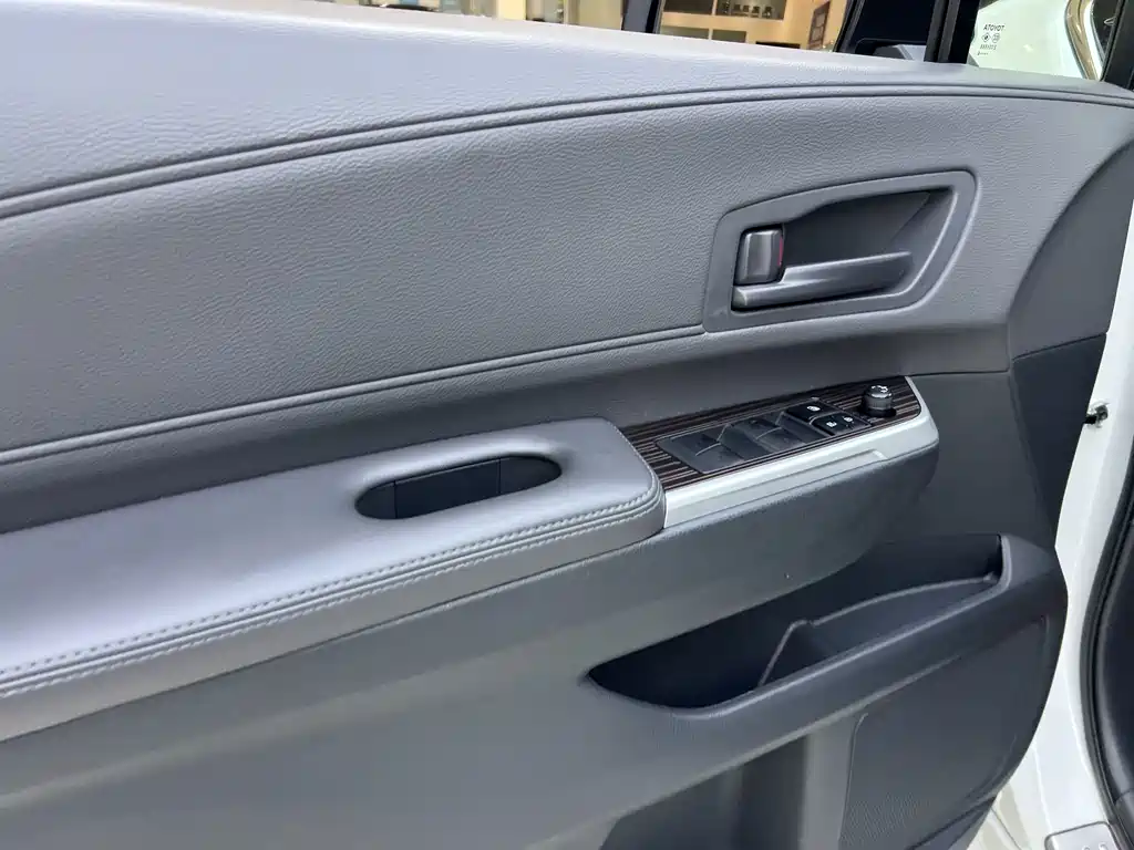 Toyota Granvia — фото 9