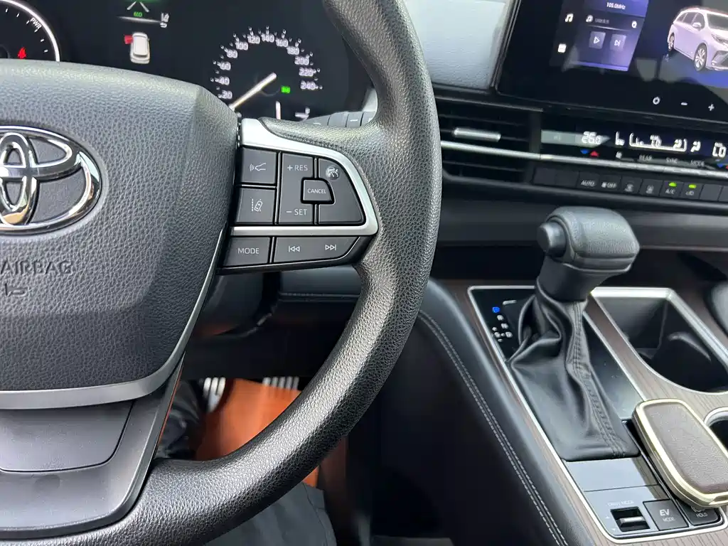 Toyota Granvia — фото 10