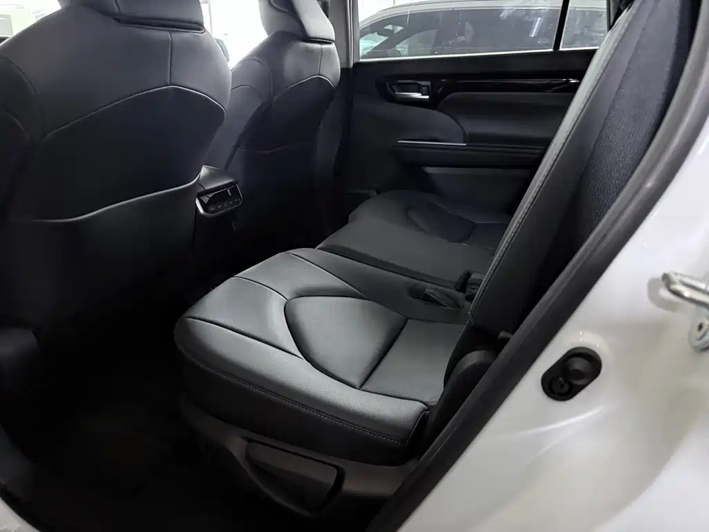 Toyota Highlander — фото 11