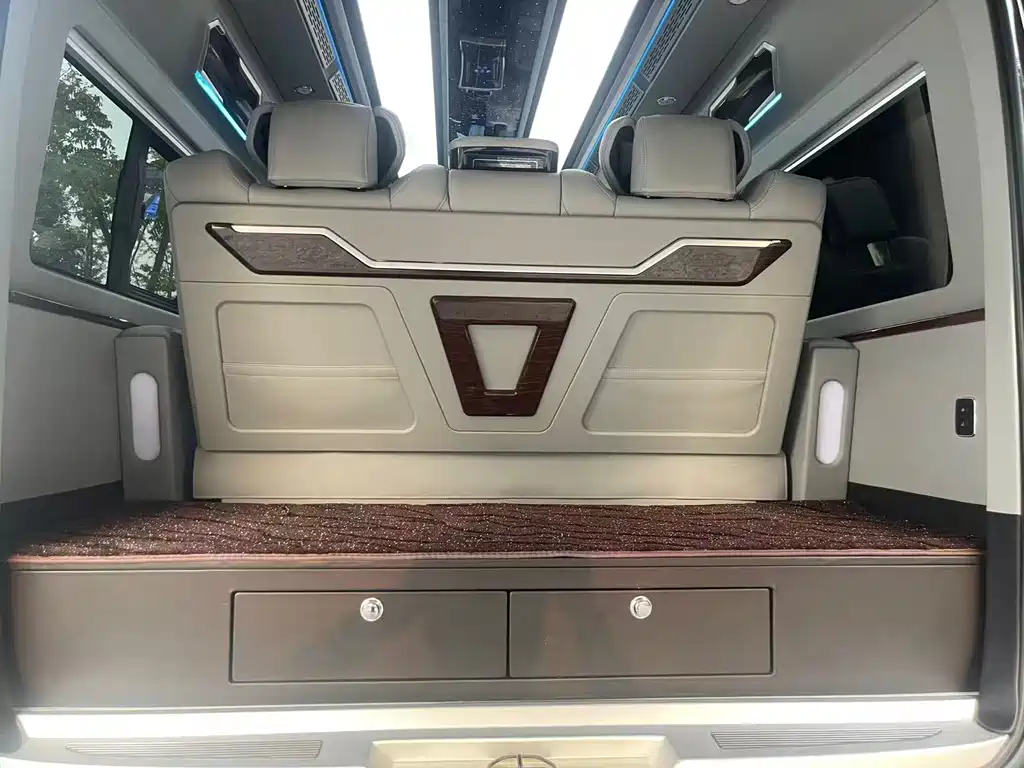 Toyota Hiace — фото 13