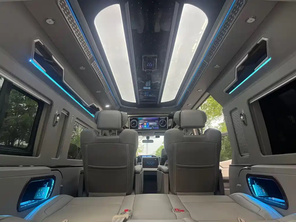 Toyota Hiace — фото 15
