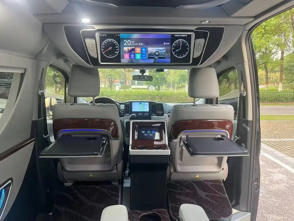 Toyota Hiace — фото 19