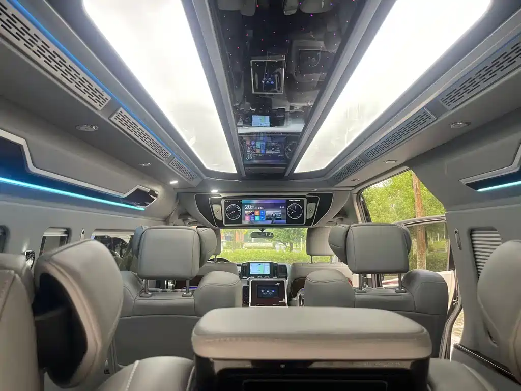 Toyota Hiace — фото 20