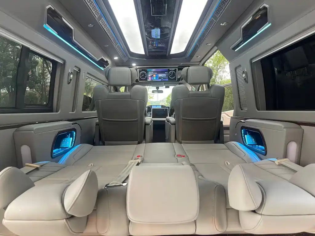 Toyota Hiace — фото 22