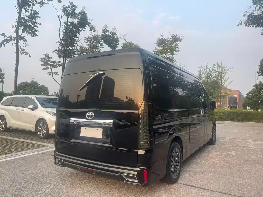 Toyota Hiace — фото 4