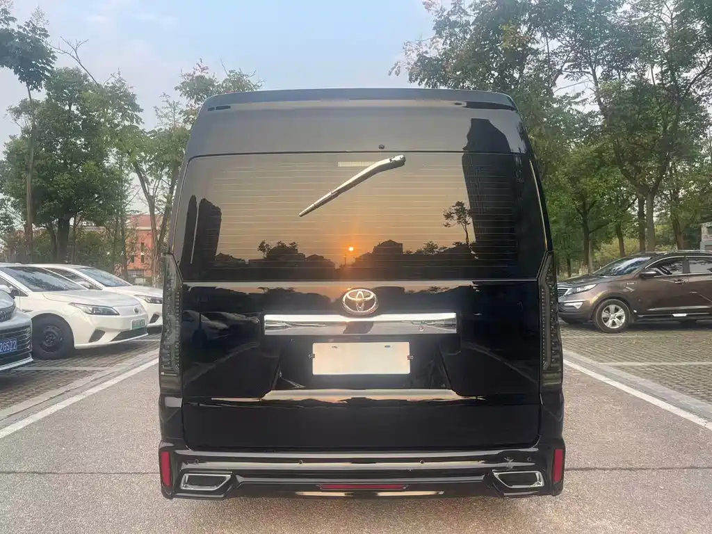 Toyota Hiace — фото 5