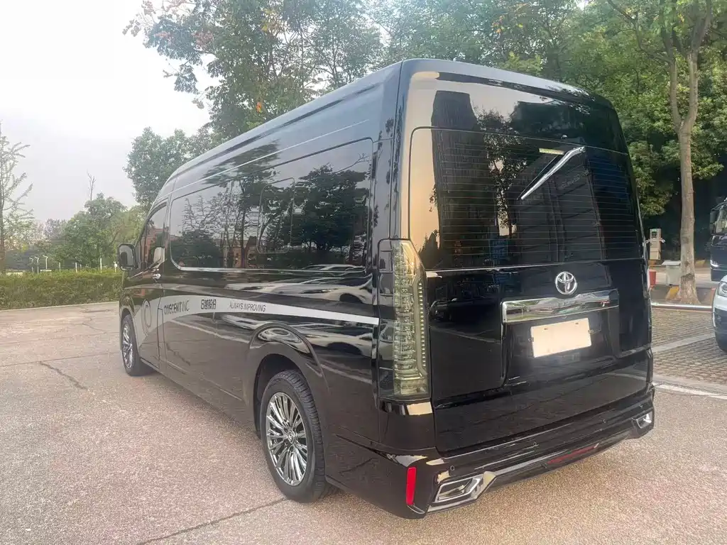 Toyota Hiace — фото 6