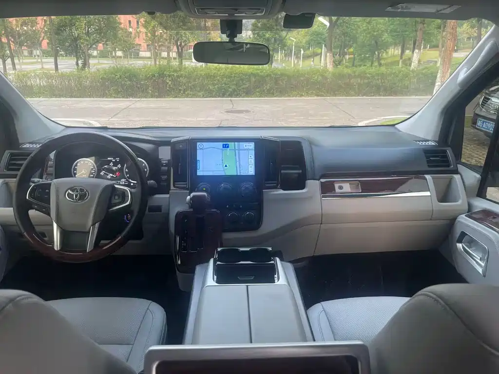 Toyota Hiace — фото 9