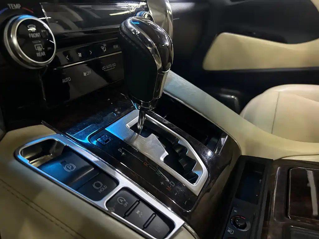 Toyota Alphard — фото 18