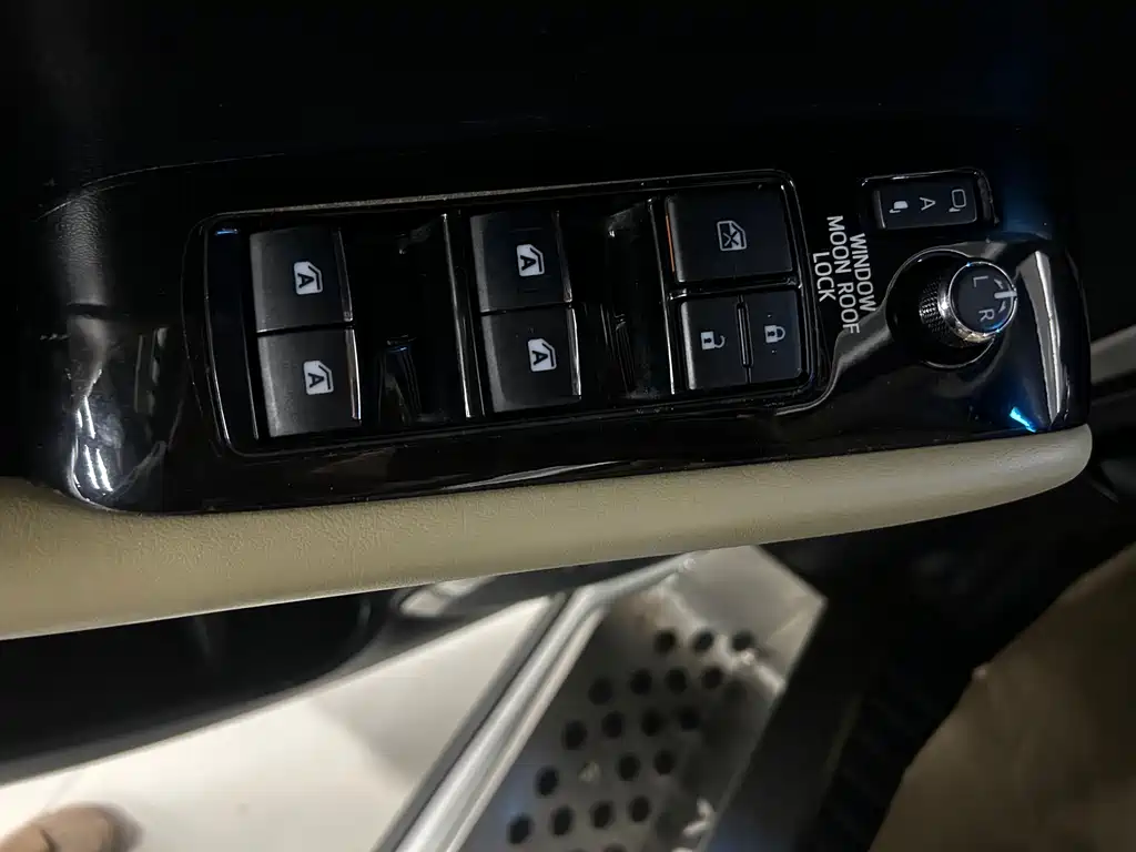 Toyota Alphard — фото 19