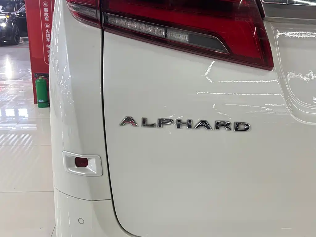 Toyota Alphard — фото 25
