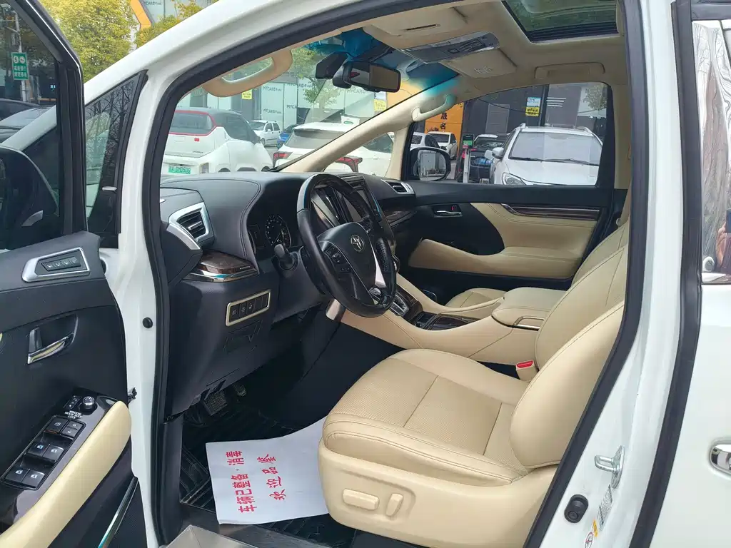 Toyota Alphard — фото 4