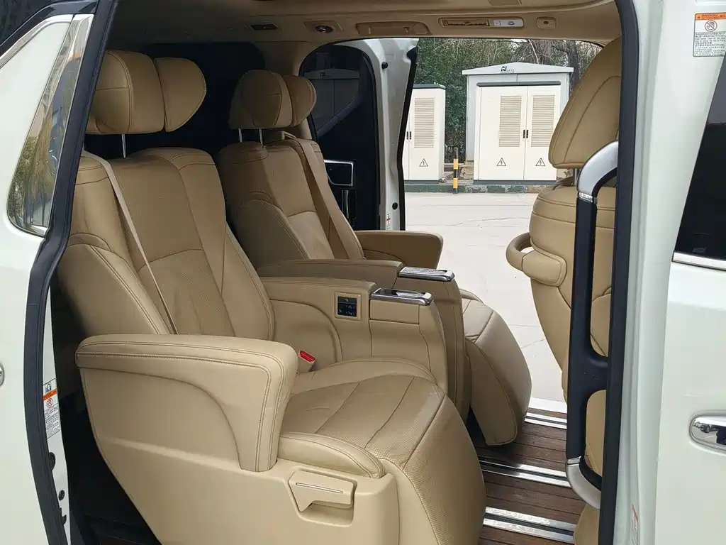 Toyota Alphard — фото 5