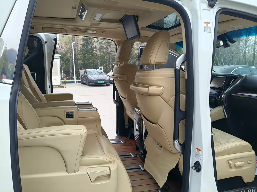 Toyota Alphard — фото 7