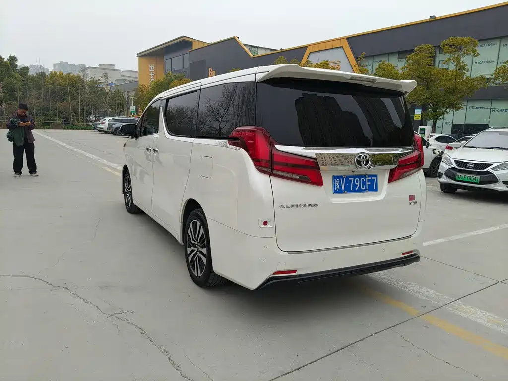 Toyota Alphard — фото 8